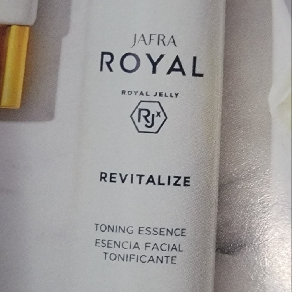 Jafra Royal Revitalize Toning Essence - White